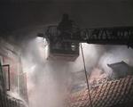 Ni brandbiler og 34 brandfolk er sat ind på opgaven med at bekæmpe flammerne. - Foto: Localeyes 