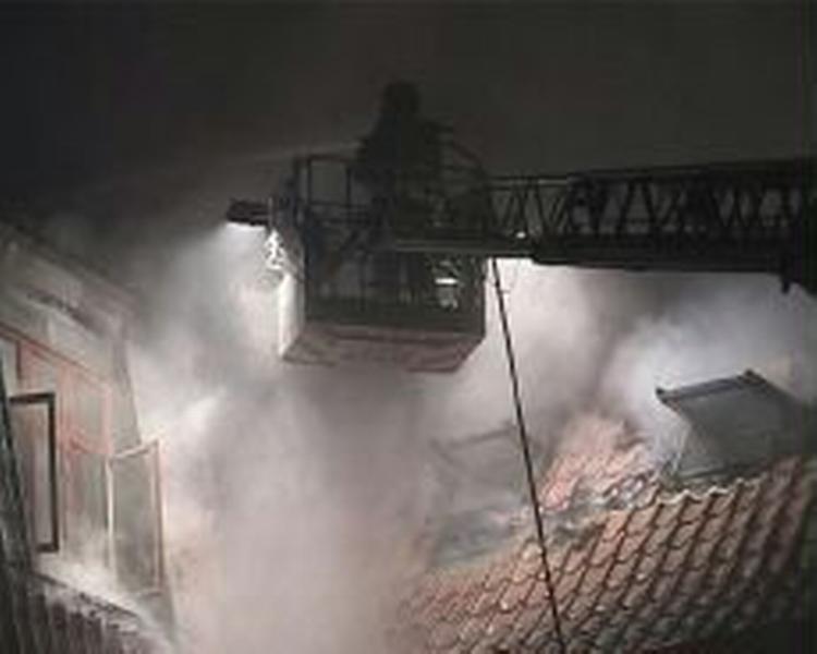 Ni brandbiler og 34 brandfolk er sat ind på opgaven med at bekæmpe flammerne. - Foto: Localeyes 