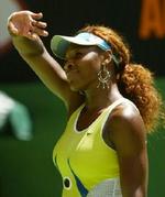 Serena Williams vinker til publikum efter sejren over franske Amelie Mauresmo. I semifinalen venter Maria Sharapova. - Foto: AP. 