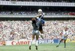 Der er gået næsten tyve år siden det berømte mål mod England under VM 1986 i Mexico, men først nu indrømmer Maradona, at han scorede med hånden. - Foto: AP. 
