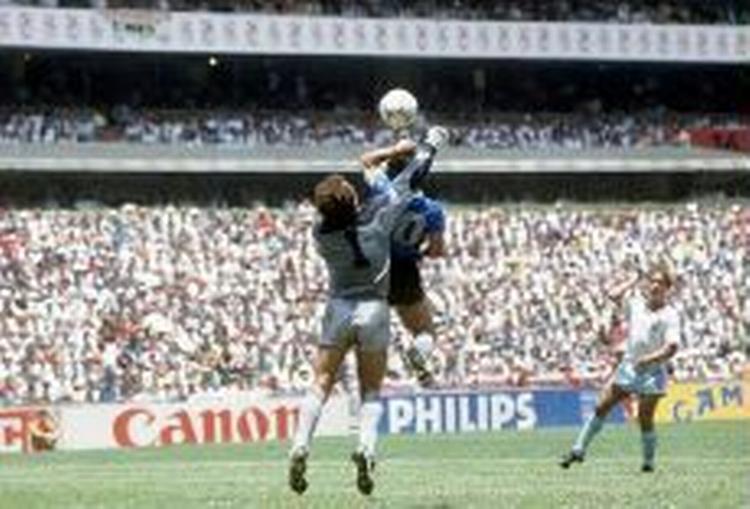 Der er gået næsten tyve år siden det berømte mål mod England under VM 1986 i Mexico, men først nu indrømmer Maradona, at han scorede med hånden. - Foto: AP. 
