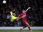 Watfords Chambers i duel med Liverpools matchvinder Stephen Gerrard (rød). - Foto: AP 