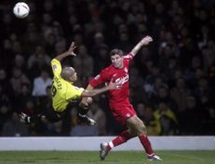 Watfords Chambers i duel med Liverpools matchvinder Stephen Gerrard (rød). - Foto: AP 