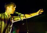 Alex Kapranos på scenen i front for bandet Fraz Ferdinand. I februar gælder det Edinburgh Lectures. - Arkivfoto: AP 