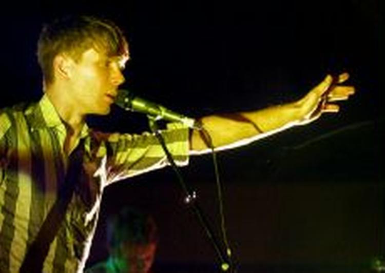 Alex Kapranos på scenen i front for bandet Fraz Ferdinand. I februar gælder det Edinburgh Lectures. - Arkivfoto: AP 