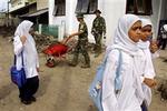 Mange indonesiske skolebørn græd over deres døde eller savnede kammerater, da deres skoler genåbnede efter flodbølgen. Samtidig lå mange af de delvist ødelagte skoler fortsat under mudder og vand.   Foto: Suza 