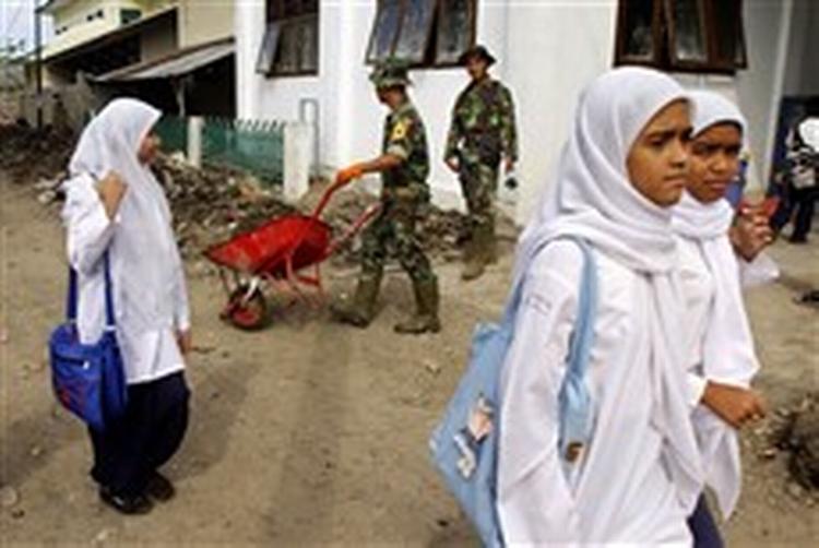 Mange indonesiske skolebørn græd over deres døde eller savnede kammerater, da deres skoler genåbnede efter flodbølgen. Samtidig lå mange af de delvist ødelagte skoler fortsat under mudder og vand.   Foto: Suza 