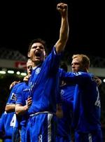 Frank Lampard &amp;amp; Co. fejrer Damien Duffs sejrsmål mod Manchester United i semifinalen af Liga Cup. I finalen venter Liverpool. - Foto: AP. 