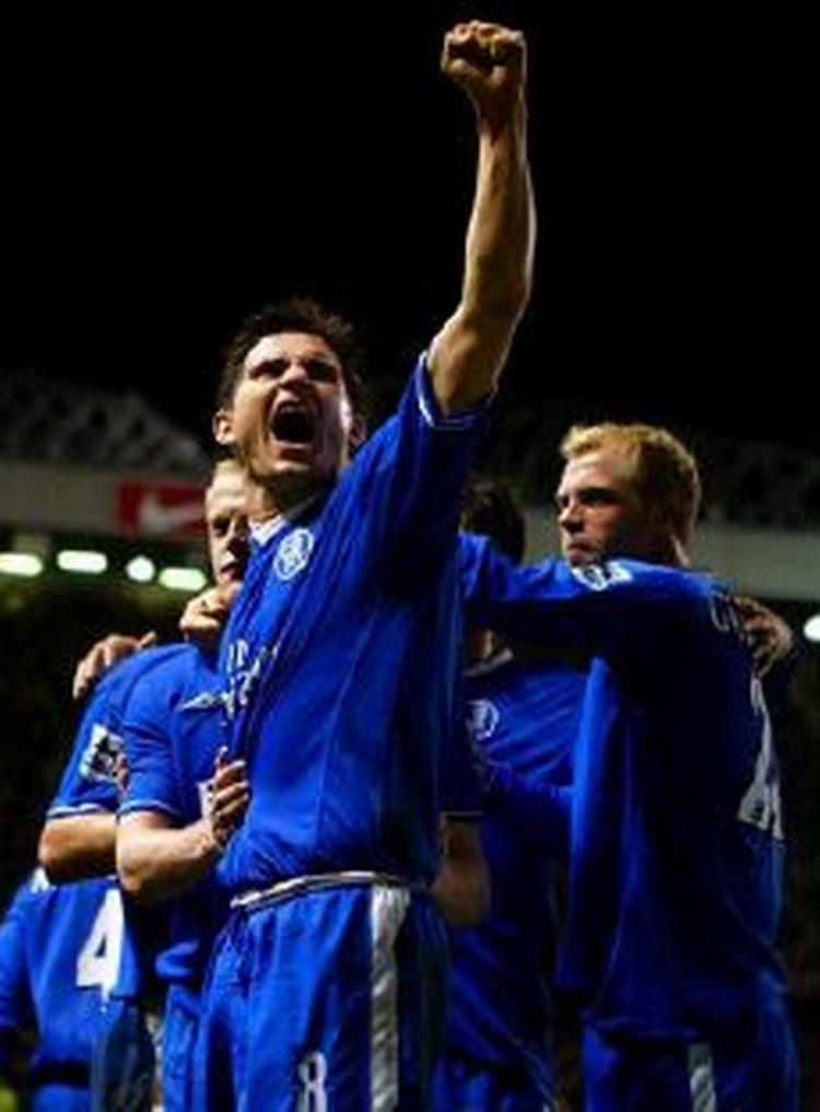 Frank Lampard &amp;amp; Co. fejrer Damien Duffs sejrsmål mod Manchester United i semifinalen af Liga Cup. I finalen venter Liverpool. - Foto: AP. 
