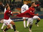 Romas Daniele De Rossi jagtes af holdkammeraten Antonio Cassano efter at have scoret sejrsmålet i pokalkampen mod Fiorentina. Martin Jørgensen gjorde comeback i kampen. - Foto: AP. 