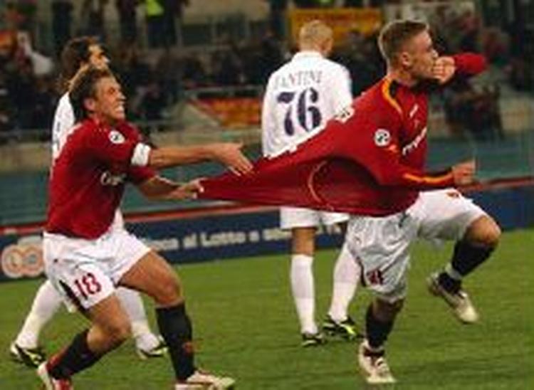 Romas Daniele De Rossi jagtes af holdkammeraten Antonio Cassano efter at have scoret sejrsmålet i pokalkampen mod Fiorentina. Martin Jørgensen gjorde comeback i kampen. - Foto: AP. 