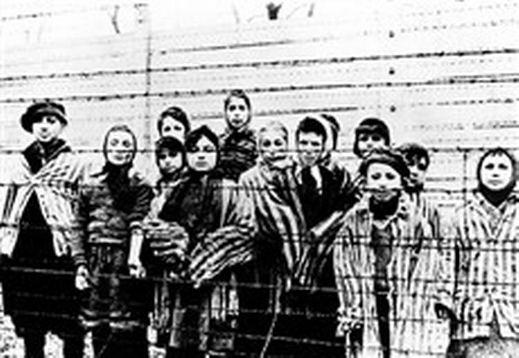Børn fotograferet lige efter de russiske troppers befrielse af Auschwitz 27. januar 1945. - Foto: AP 