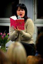 En sal fuld af kvinder overgav sig totalt til Marian Keyes, da den populære forfatter mødte nogle af sine københavnske læsere.   Foto: Jens Dresling 