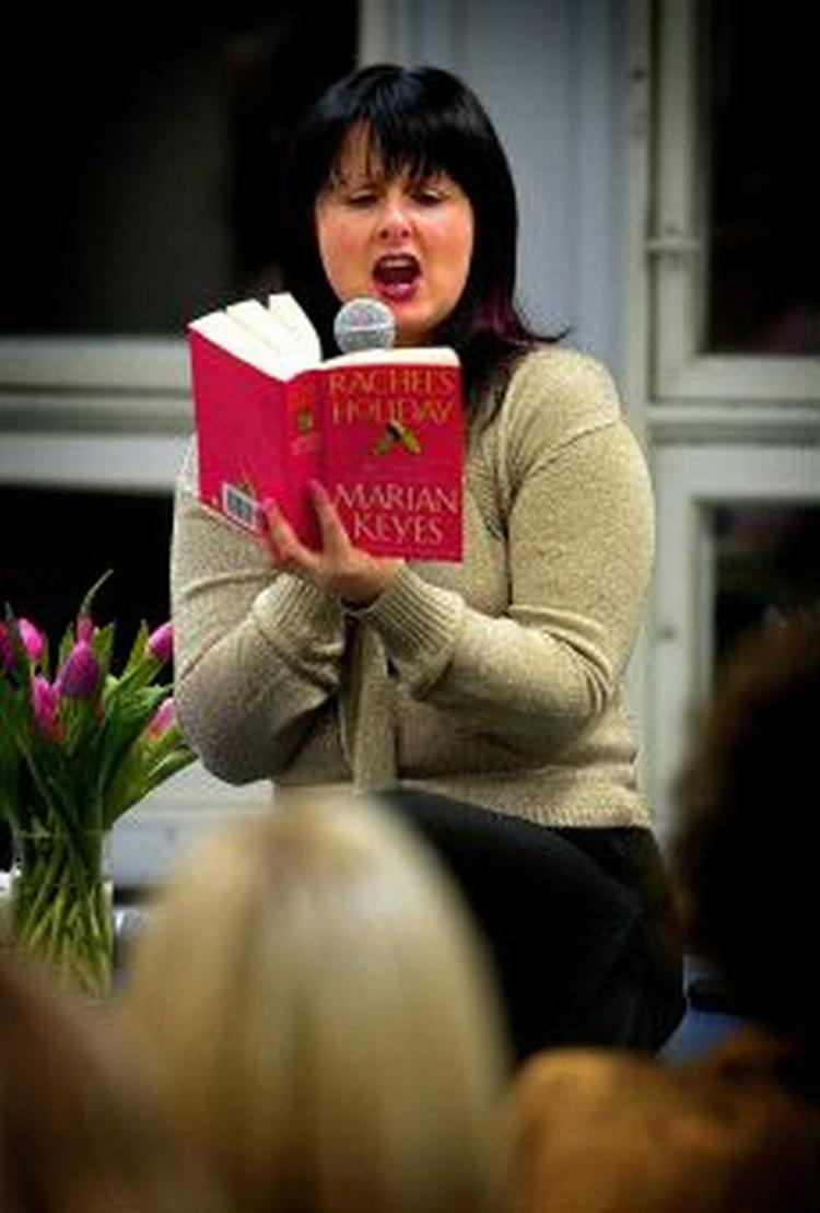 En sal fuld af kvinder overgav sig totalt til Marian Keyes, da den populære forfatter mødte nogle af sine københavnske læsere.   Foto: Jens Dresling 