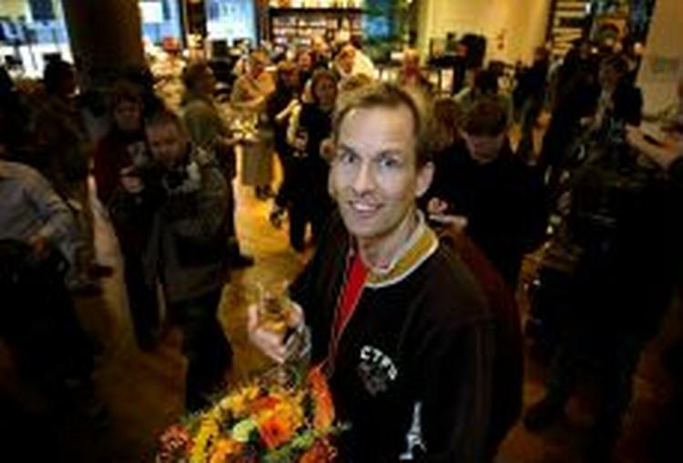 DAGENS MAND. Det lykkedes tilsyneladende boghandlerne at overraske prismodtageren Christian Jungersen. - Foto: Finn Frandsen 