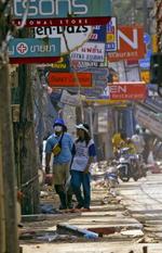 283.543 lyder det officielle dødstal nu på. Her et billede fra Patong Beach i Thailand. - Foto: AP 