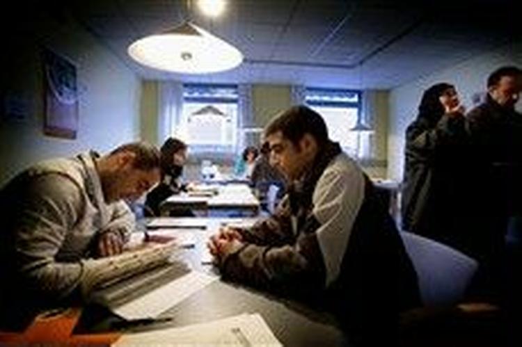 I Danmark har 12.983 eksilirakere ladet sig registrere til valget. De fik lov til at stemme fredag morgen i Høje Taastrup. - Foto: Jens Dresling. 