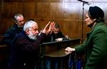 Filmen 'Vera Drake' er usædvanlig for Mike Leigh. En debatfilm om abort placeret i en historisk ramme. Her instruerer han Imelda Staunton.- PR-foto 