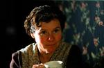 Imelda Staunton spiller hovedrollen som den hjælpsomme kvinde, der kommer galt afsted, det det kommer for dagen, hvad hendes hjælpsomhed går ud på. - PR-foto: Camera Film 