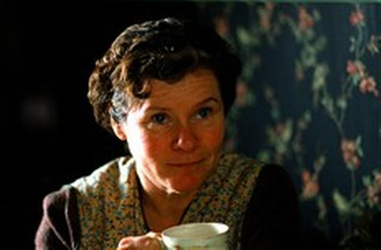 Imelda Staunton spiller hovedrollen som den hjælpsomme kvinde, der kommer galt afsted, det det kommer for dagen, hvad hendes hjælpsomhed går ud på. - PR-foto: Camera Film 