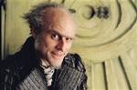 I filmen 'Lemony Snickets: En ulykke kommer sjældent alene' spiller Jim Carrey grev Olav - en middelmådig skuespiller og børnelokker. - PR-foto fra filmen 
