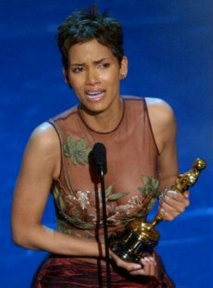 Halle Berry har oplevet at vinde en Oscar. Nu har hun chancen for at sikre sig en Golden Raspberry. - Foto: AP 
