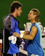 Marat Safin (tv.) bliver ønsket til lykke med finalesejren af sin modstander Lleyton Hewitt. - Foto: AP 