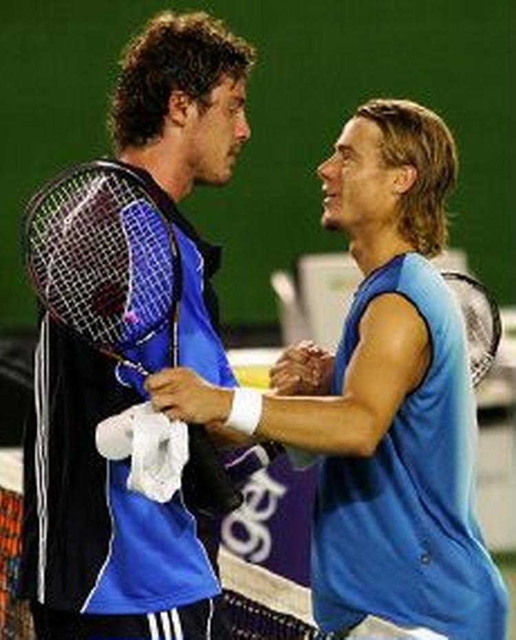 Marat Safin (tv.) bliver ønsket til lykke med finalesejren af sin modstander Lleyton Hewitt. - Foto: AP 