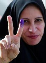 En irakisk kvinde giver et 'V' tegn efter hun har afgivet sin stemme i det sydlige Irak. - Foto: AP 