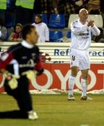 Thomas Gravesen klapper efter holdkammeraten Salgados scoring. - Foto: AP 