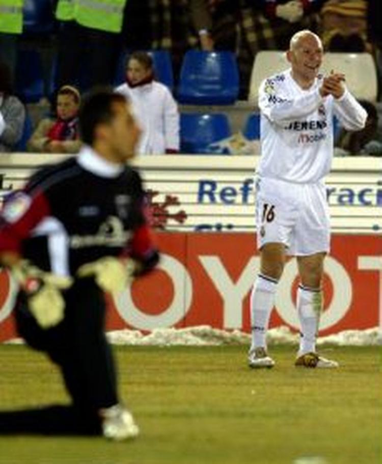Thomas Gravesen klapper efter holdkammeraten Salgados scoring. - Foto: AP 