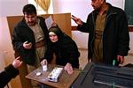 En kvinde afgiver sin stemme i Irak. De danske politikere er tilfredse med valgets afvikling. - Foto: AP 