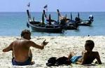 Turister på stranden i den thailandske by Phuket, hvor forhandlingerne om et varslingssystem finder sted. - Foto: AP 