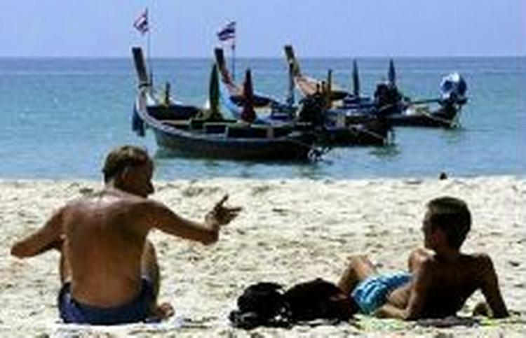 Turister på stranden i den thailandske by Phuket, hvor forhandlingerne om et varslingssystem finder sted. - Foto: AP 