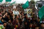 Irakere hylder Ayatollah Ali al-Sistani i Baghdads Sadr City. - Foto: AP 
