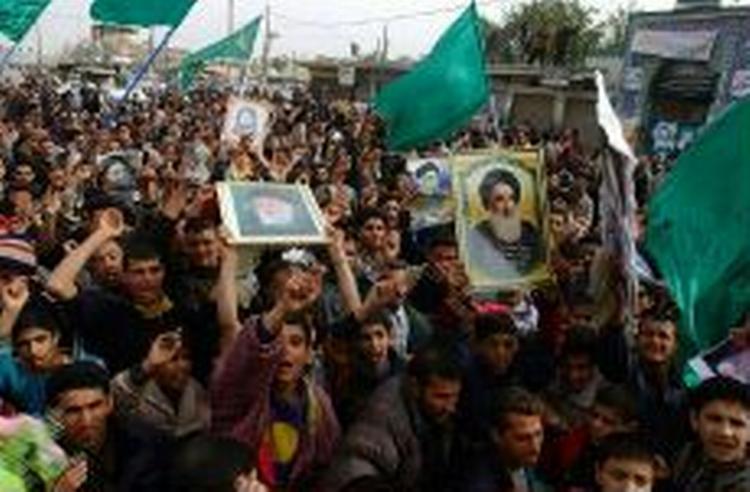 Irakere hylder Ayatollah Ali al-Sistani i Baghdads Sadr City. - Foto: AP 