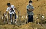 I Thailand arbejder man stadig hårdt på at få identificeret de mange lig efter flodbølgen. - Foto: AP 