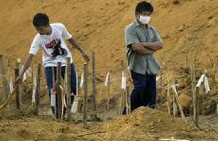I Thailand arbejder man stadig hårdt på at få identificeret de mange lig efter flodbølgen. - Foto: AP 