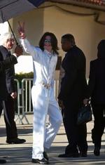 Michael Jackson vinkede ud til sine fans, da han ankom til retsbygningen. - Foto: AP 