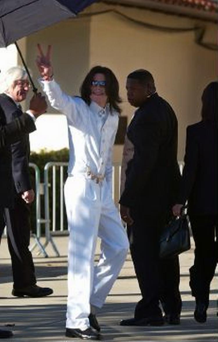 Michael Jackson vinkede ud til sine fans, da han ankom til retsbygningen. - Foto: AP 