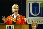 Her er Hillary Rodham Clinton fanget på talerstolen i Nordirland, hvor hun ingen problemer havde med at holde sin tale. - Arkivfoto: AP 