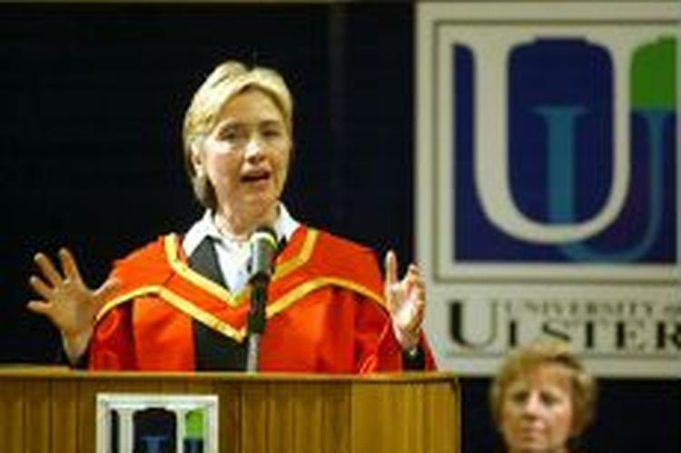 Her er Hillary Rodham Clinton fanget på talerstolen i Nordirland, hvor hun ingen problemer havde med at holde sin tale. - Arkivfoto: AP 