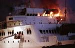Branden på  Scandinavian Star  kostede 159 mennesker livet. Her er det brændende skib blevet bugseret til Lysekil havn i Sverige,. Færgen havde blot sejlet syv dage i rutefart mellem Danmark og Norge, da branden opstod.   Arkivfoto: Jens 