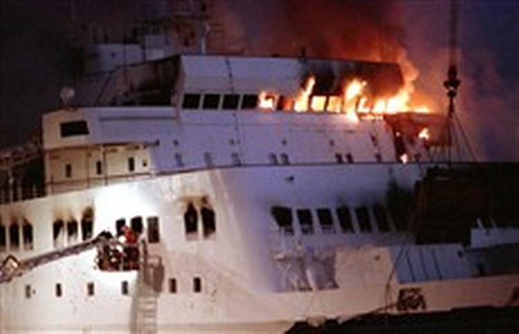 Branden på  Scandinavian Star  kostede 159 mennesker livet. Her er det brændende skib blevet bugseret til Lysekil havn i Sverige,. Færgen havde blot sejlet syv dage i rutefart mellem Danmark og Norge, da branden opstod.   Arkivfoto: Jens 