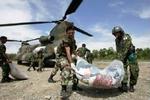 Nødhjælp bliver i Indonesien båret ud af en japansk helikopter. - Foto: AP 