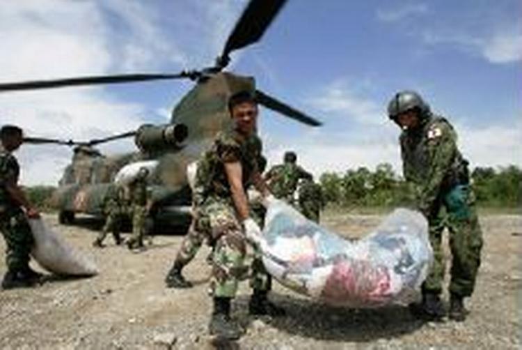 Nødhjælp bliver i Indonesien båret ud af en japansk helikopter. - Foto: AP 