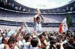 En tidligere VM-helt, Argentinas Maradona, fejrer triumfen i Mexico 1986. - Arkivfoto: AP 