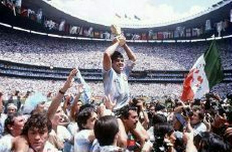 En tidligere VM-helt, Argentinas Maradona, fejrer triumfen i Mexico 1986. - Arkivfoto: AP 