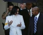 Michael Jackson var klædt i hvidt til det første retsmøde i sagen. - Foto: AP 