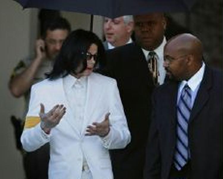 Michael Jackson var klædt i hvidt til det første retsmøde i sagen. - Foto: AP 